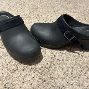 Size 6 navy blue crocs clogs